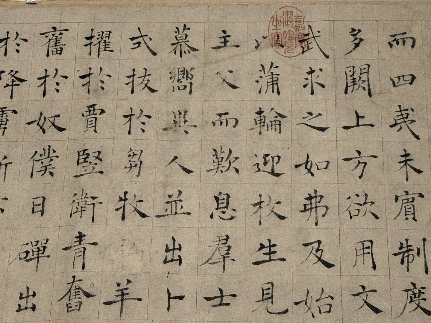 국립고궁박물원 남부분원에서 진행 중인 '착자(錯字)서예전’에서 만나볼 수 있는 당나라 태종과 고종(그의 태자 시대) 때 고위 관직에 있었던 저수량(褚遂良, 597-658년)의 서(書) ‘예관전찬(倪寬傳贊)’, 작품 속 글 중에 긁어서 지운 흔적이 보이는 글이 있다. 아마도 피휘(避諱)일 것이라 생각되기는 하지만 전체 내용을 볼 때 이건 당나라 초기의 작품이라기 보다는 송나라 초기의 작품일 가능성이 더 높다고 생각된다. -사진: jennifer pai백조미