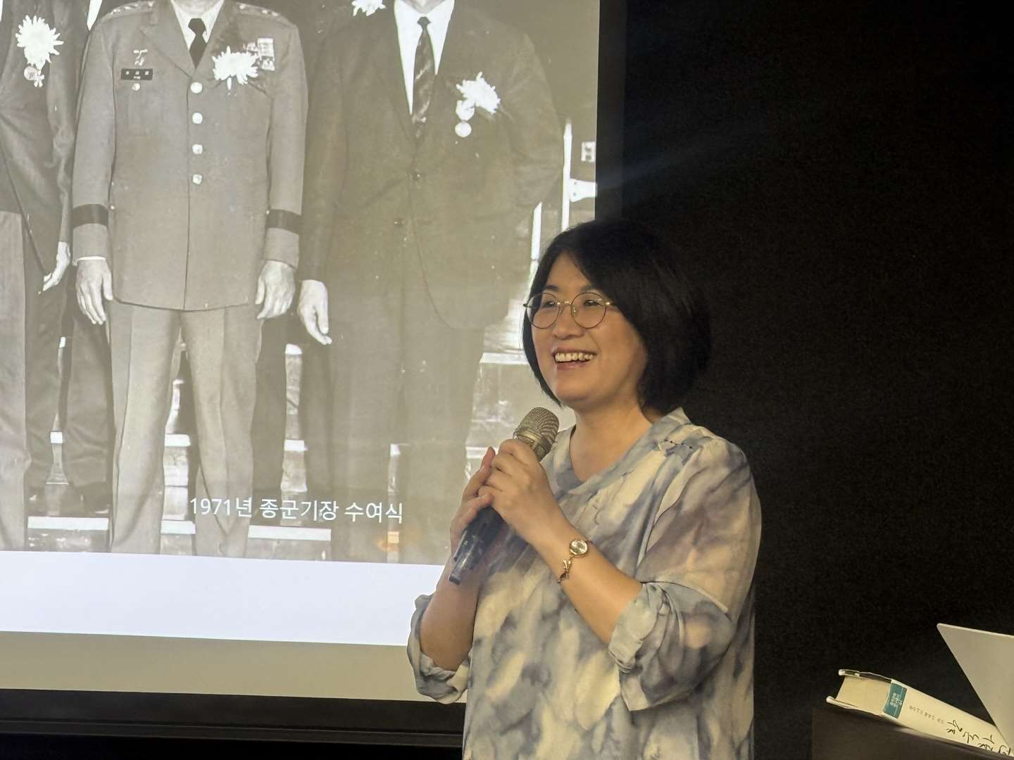 9월11일(금) 오후 국립타이완대학교 부설 강당에서 민주평화통일자문회의 타이완지회 청년ㆍ공공외교분과가 주최하고 국립타이완사범대학교 한국학연구센터가 협력한 ‘6ㆍ25전쟁 참전 종군화교의 역사와 공헌’을 주제로 한 세미나가 열렸다. 이날 강연의 연사 사범대학교 김은미 교수. -사진: jennifer pai백조미