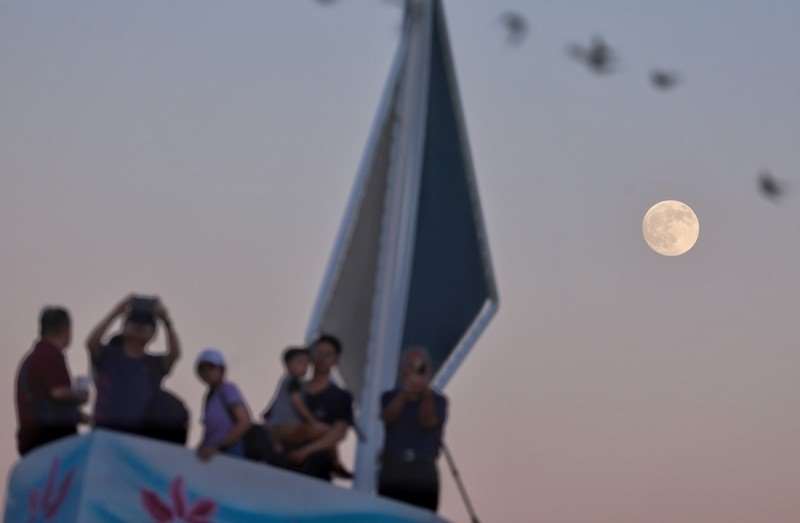 Cuaca cerah sempena sambutan Pesta Pertengahan Musim Luruh meningkatkan peluang menyaksikan bulan penuh di seluruh Taiwan. Gambar menunjukkan suasana di Taman Sungai Dajia, Taipei, pada waktu senja, di mana bulan terang sudah kelihatan tinggi di langit. Orang ramai yang keluar bersiar-siar kelihatan gembira menikmati pemandangan matahari terbenam dan bulan bersama-sama.