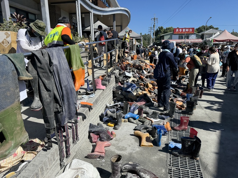 Pada hari ke-13 bencana banjir di Guangfu, Hualien, kawasan di hadapan Stesen Guangfu Taiwan Railways pada 5 Oktober masih dipenuhi dengan kasut hujan terpakai yang disumbangkan dengan penuh kasih sayang, tersedia untuk digunakan oleh para sukarelawan “wira super” yang datang membantu. Sumber: CNA