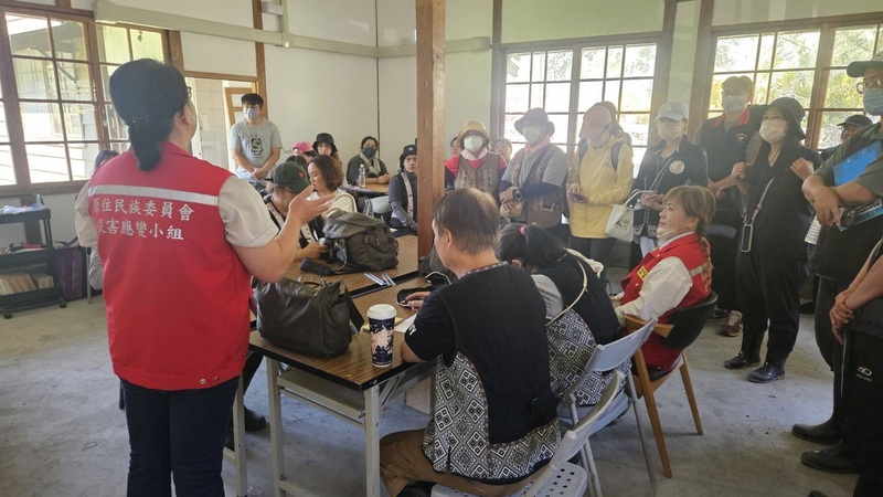 Majlis Hal Ehwal Orang Asal pada 6 Oktober menyatakan bahawa “Pasukan Prihatin Kampung” terdiri daripada pekerja sosial orang asal, pegawai perkhidmatan pekerjaan dan lain-lain dari seluruh negara. Bermula sekarang, pasukan ini akan ditempatkan di tujuh kampung di Daerah Guangfu – iaitu Kampung Dahua, Kampung Daping, Kampung Datong, Kampung Da’an, Kampung Dama, Kampung Beifu, dan Kampung Dongfu.

Setiap kampung akan mempunyai satu pasukan khusus yang masuk setiap hari untuk mengumpul secara menyeluruh segala keperluan mangsa bencana.

(Sumber: Majlis Hal Ehwal Orang Asal, Foto ihsan)
Wartawan CNA Chang Hsiung-feng, 6 Oktober 2025