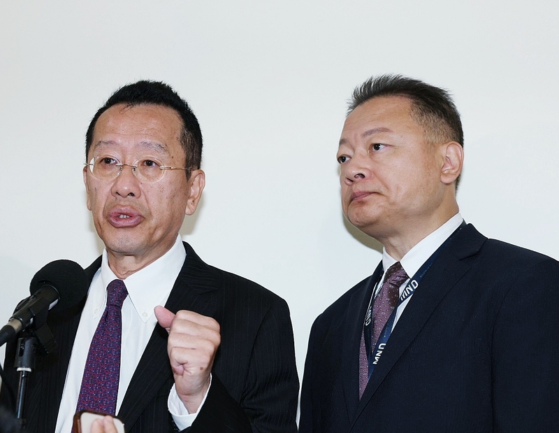 Menteri Pertahanan Koo Li-hsiung (kiri) ketika ditemui media pada 13 haribulan berkata bahawa beliau masih yakin dengan penyempurnaan pembinaan kapal selam Taiwan, namun ujian kelengkapan dan proses penalaan teknikal masih mengambil masa, menjadikan sasaran penyerahan pada November sangat mencabar.

(Gambar oleh Guo Ri-xiao, CNA – 13 Oktober 2025)