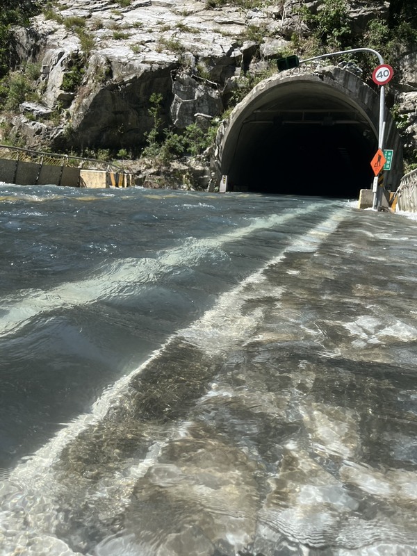 Tanah runtuh di Laluan Yanzikou, Taman Negara Taroko membentuk tasik empangan. Air melimpah ke Terowong Jingheng（靳珩隧道） dan mengalir kembali ke Sungai Liwu. (Foto: Pengurusan Taroko National Park)