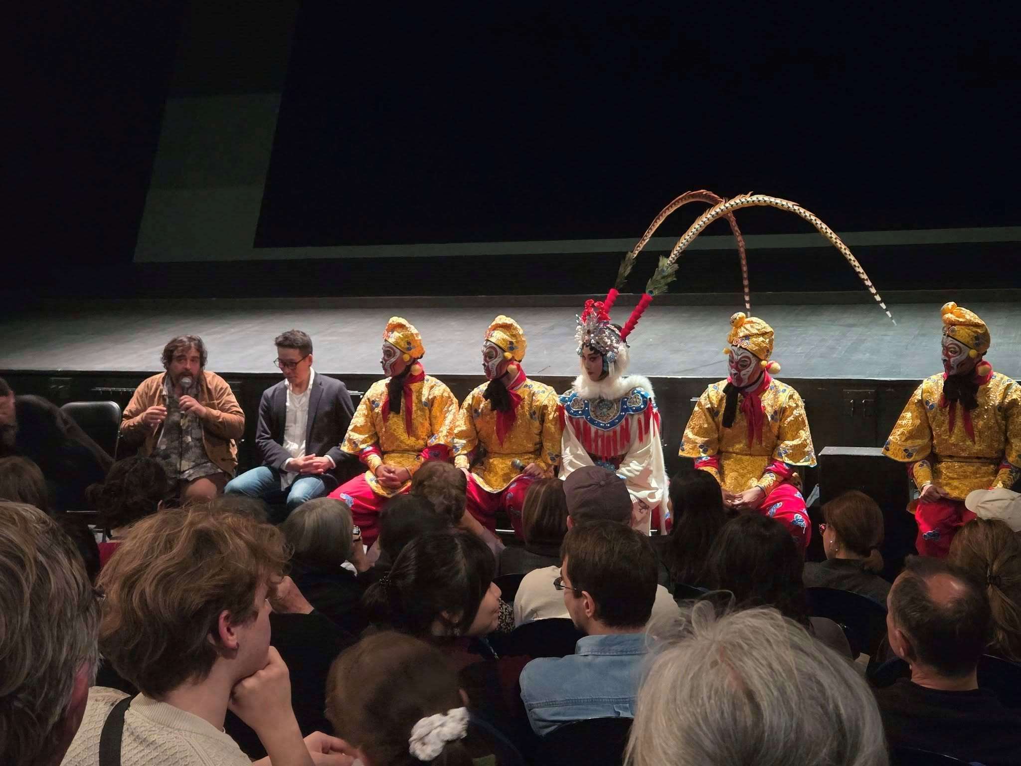 Sesi dialog selepas pementasan “Puteri dan Kipas Ajaib” di Perancis, penonton aktif bertanya soalan. (Foto oleh Jiang Zhaolun (江昭倫) )