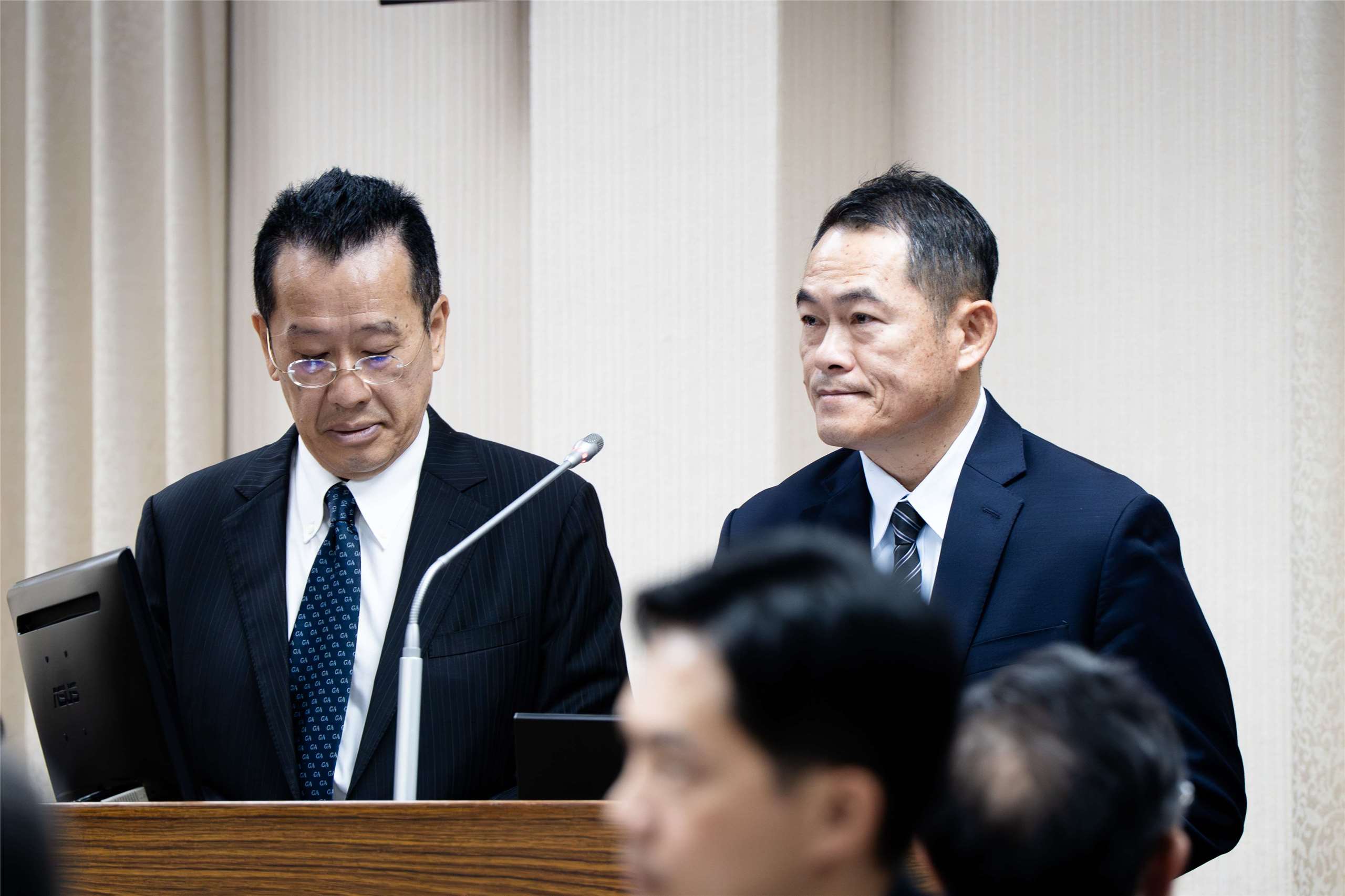 Berhubung isu kelewatan projek pembinaan kapal selam buatan tempatan, Menteri Pertahanan Koo Li-Hsiung (kiri) dan Ketua Staf Tentera Laut Chiu Chun-Jung (kanan) hadir di Parlimen pada 20 Oktober untuk memberikan penjelasan, dan secara jujur mengakui bahawa jadual keseluruhan pembinaan kapal selam mungkin tidak mengambil kira kesukaran sebenar yang dihadapi. (Foto oleh Yang Jen-Hsiang)
