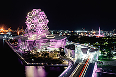 Bagi menyambut kehadiran BLACKPINK, mercu tanda Kaohsiung diterangi cahaya lampu merah jambu setiap malam minggu ini dari jam 5:30 petang hingga 10:30 malam.” (Sumber: Biro Kebudayaan Bandar Kaohsiung)