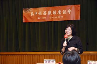 Pengerusi RTI Cheryl Lai (賴秀如) menegaskan bahawa pengiraan mudah boleh menyangkal naratif “Tiga 80 Tahun” Parti Komunis China dalam Majlis Diskusi Literasi Ekonomi AS-China pada 29 Oktober. (Foto: RTI Jiang Li-hua江麗華)