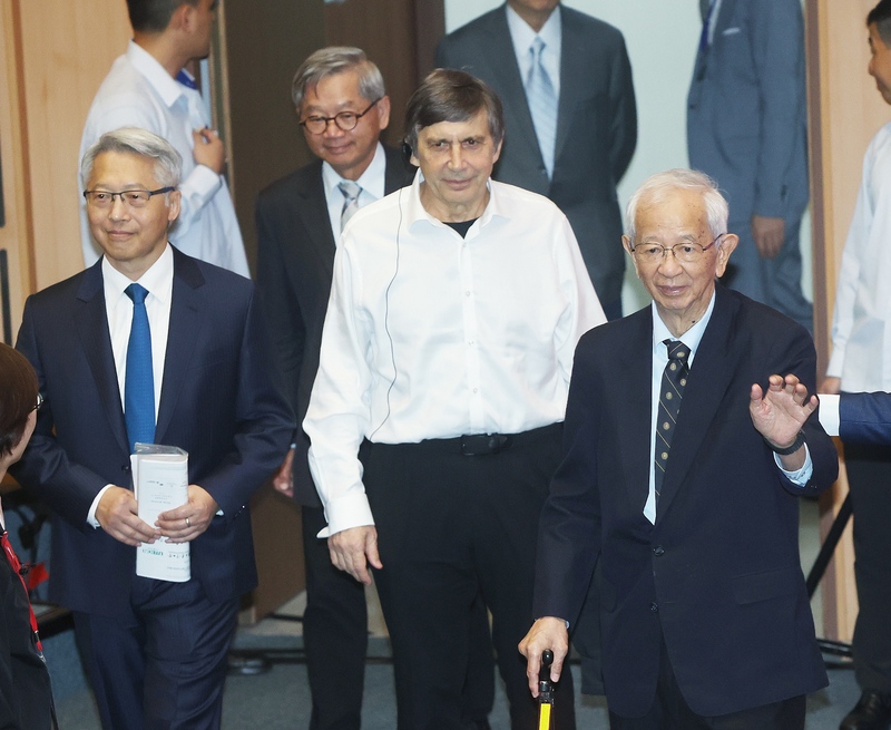 "Siri syarahan pembukaan bagi 'Projek Jambatan Taiwan' menjemput penerima Hadiah Nobel Fizik 2010, Prof. Sir Andre Geim (ketiga dari kiri), sebagai penceramah pertama. 10 Nov. 2025. (Foto oleh Chiang Chao-lun)