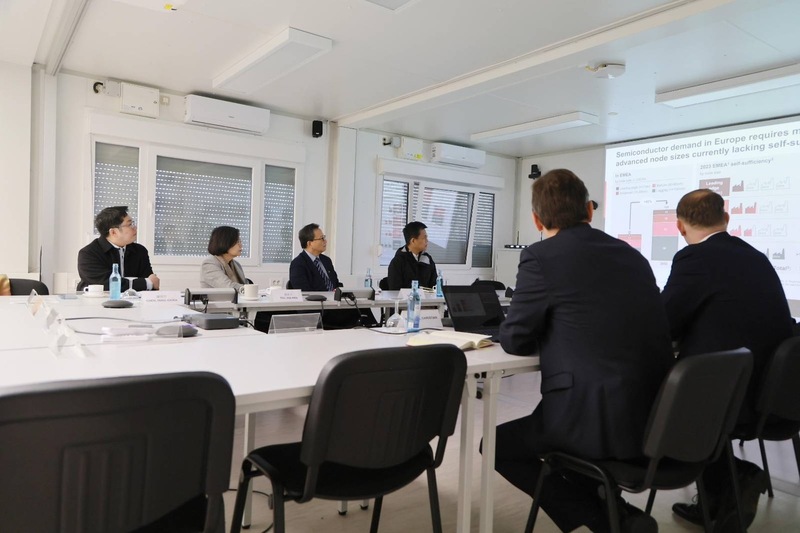 Bekas Presiden Tsai Ing-wen (蔡英文) mendengar taklimat dari ESMC di Dresden, Jerman, dan berinteraksi dengan jurutera Taiwan untuk memahami perkembangan pembinaan kilang dan keadaan kerja. (Disediakan oleh Pejabat Tsai Ing-wen)