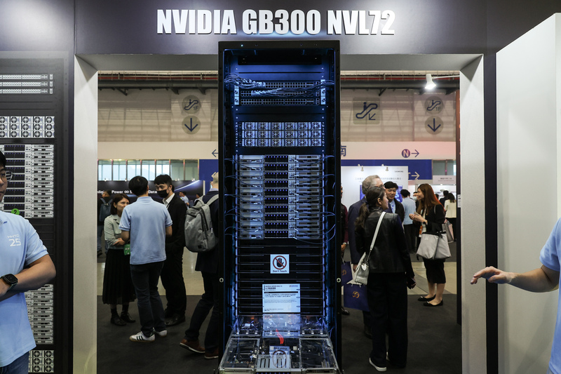 NVIDIA Labur RM1 Bilion Untuk Tubuh Anak Syarikat di Taiwan. Gambar menunjukkan, pada Hari Teknologi Foxconn 2025 di Dewan Pameran 1, Nangang, Taipei, kali pertama dipamerkan pusat data modul AI dalam kontena yang dibangunkan menggunakan sistem NVIDIA GB300 NVL72. Sumber: CNA