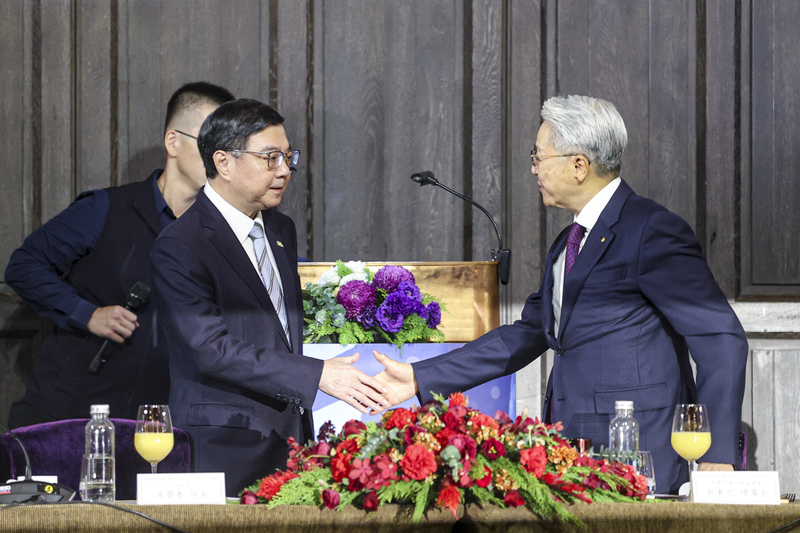 Persatuan Industri dan Perdagangan Taiwan mengadakan “Sarapan Industri ke-114” di Hotel Palais, Taipei. Perdana Menteri  Chuo Jung-tai(卓榮泰) (kiri) hadir dan bersalaman dengan Pengerusi Thomas Wu(吳東亮) (kanan). (Foto: CNA)