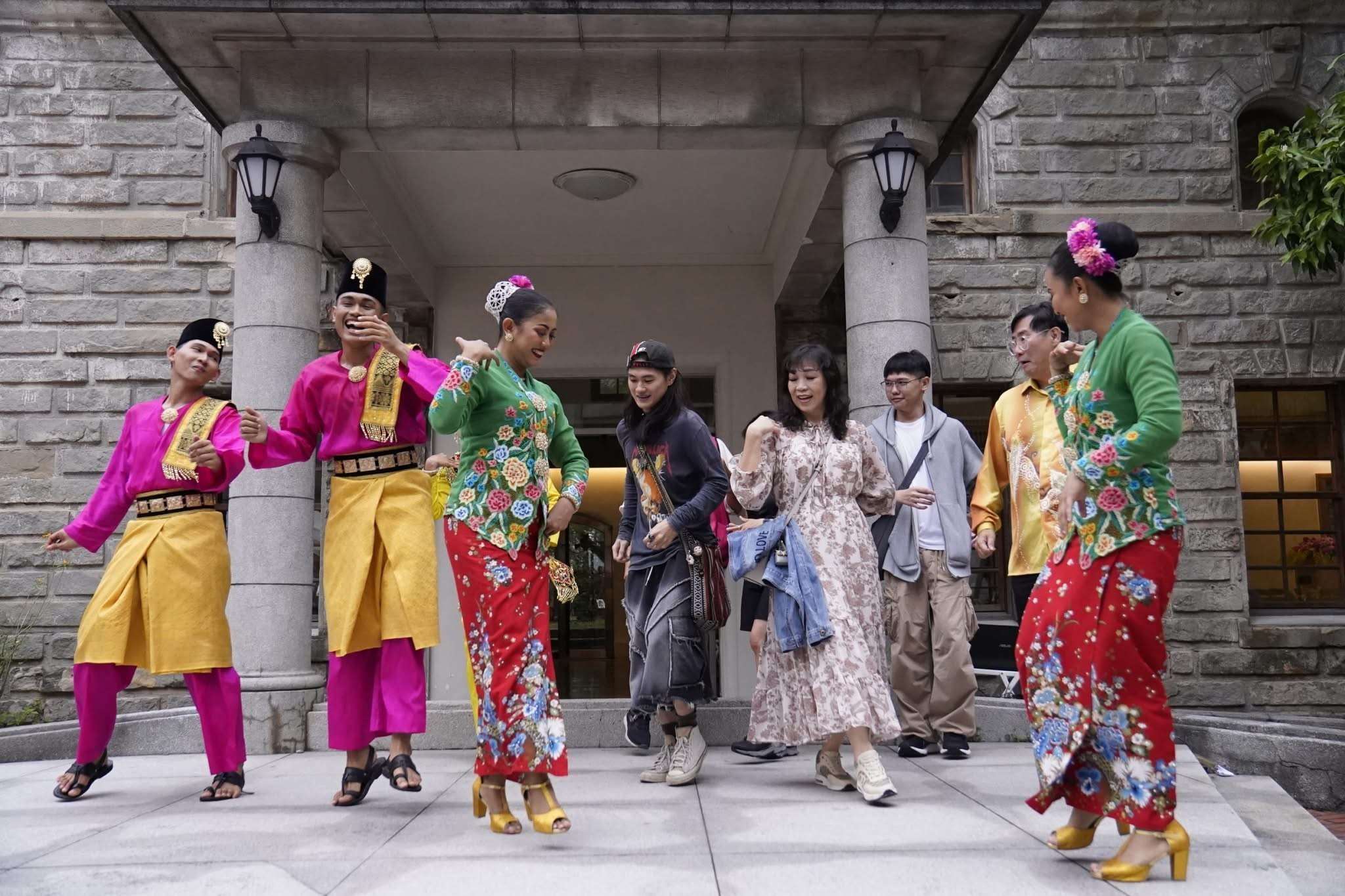 Hari Budaya Malaysia selama 3 tahun berturut-turut telah menarik lebih 7,000 pengunjung. Tahun ini, acara tersebut buat pertama kalinya akan dipindahkan ke ruang terbuka dan galeri kebudayaan Taipei Music Center ).
(Sumber: Persatuan Perniagaan dan Perindustrian Malaysia)
