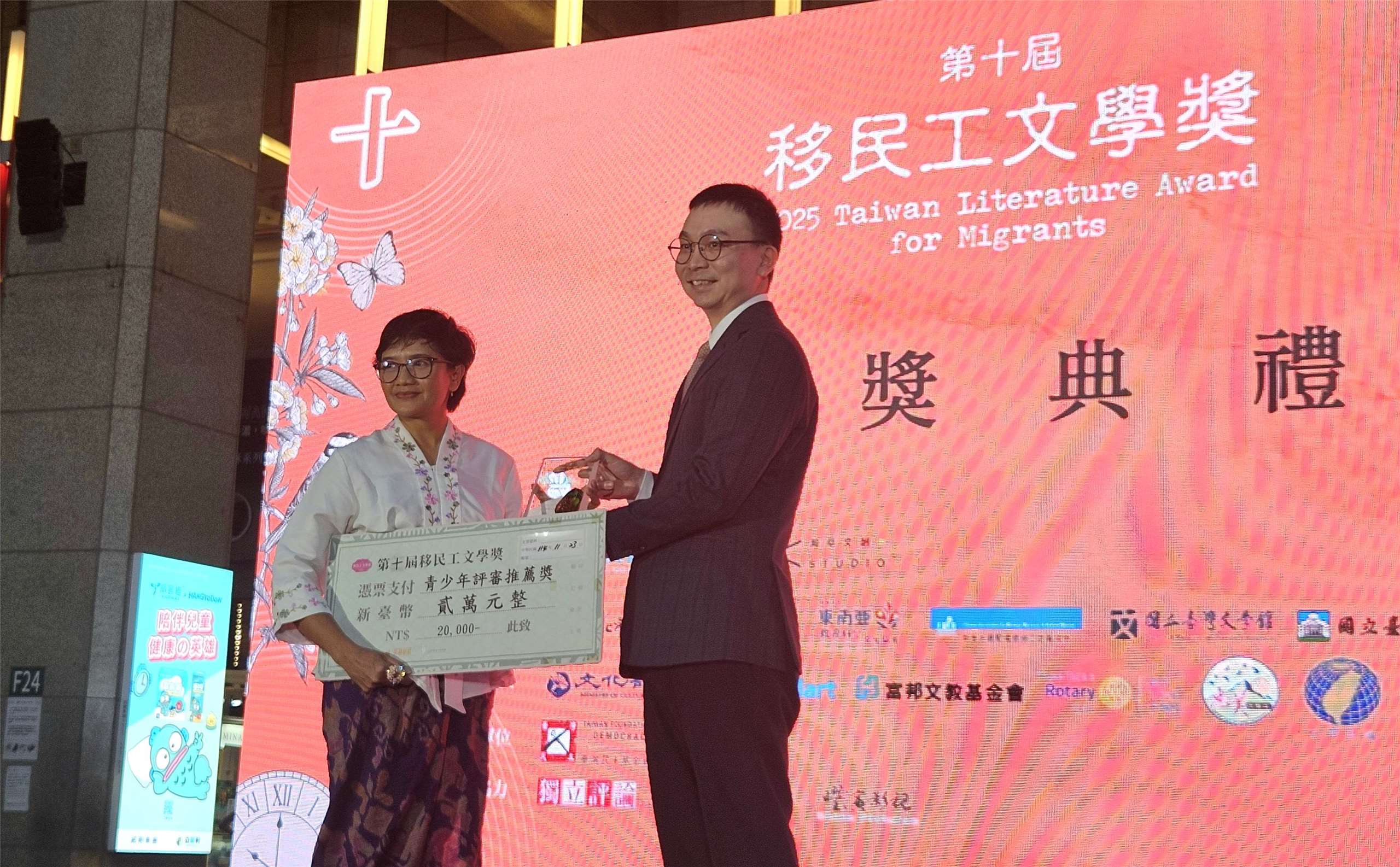 Timbalan Ketua Stesen Rti, Liu Jia-wei (kanan), hadir khas di Majlis Anugerah Hadiah Sastera Pekerja Migran ke-10.
(Foto oleh Liu Pin-xi)