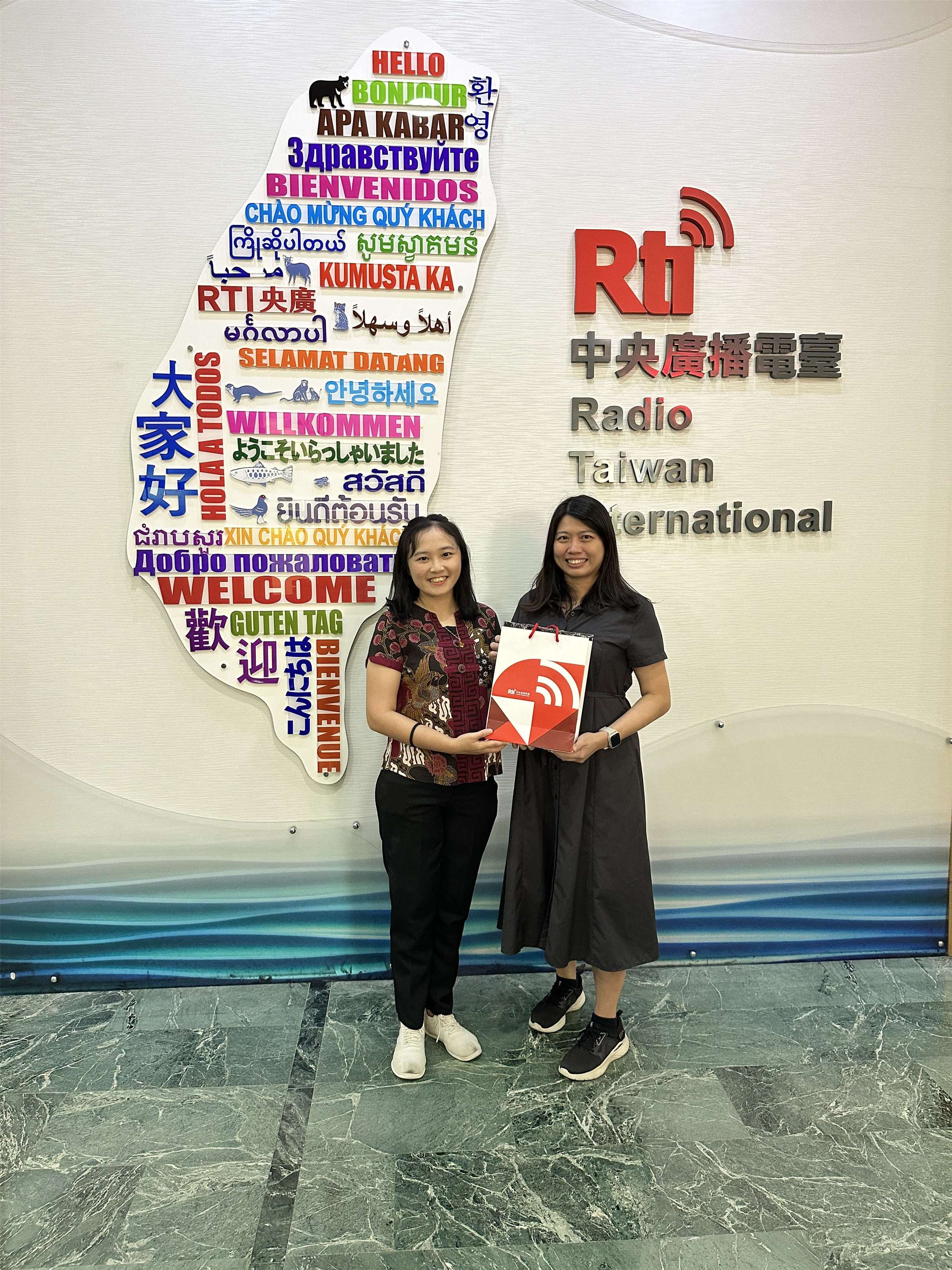 Gambar Chyntia semasa di Radio Taiwan Internasional