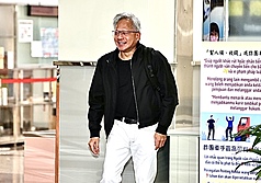 Ketua Pegawai Eksekutif NVIDIA, Jensen Huang (gambar), tiba di Tainan dengan pesawat peribadi pada petang 7 November dan hanya singgah selama lima jam. Lawatan kali ini merupakan kunjungan keempat beliau ke Taiwan tahun ini. Sumber: CNA