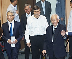 "Siri syarahan pembukaan bagi 'Projek Jambatan Taiwan' menjemput penerima Hadiah Nobel Fizik 2010, Prof. Sir Andre Geim (ketiga dari kiri), sebagai penceramah pertama. 10 Nov. 2025. (Foto oleh Chiang Chao-lun)