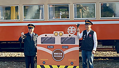 Perdana Menteri Executive Yuan Cho Jung-tai（卓榮泰） (kiri) menghadiri majlis pembukaan Festival Seni dan Gaya Hidup Kereta Api Fugang di Taoyuan, ditemani Datuk Bandar Taoyuan Chang San-cheng（張善政） (kanan). (Foto：CNA)
