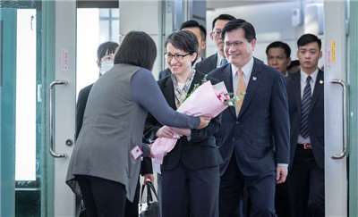 Naib Presiden Hsiao Bi-khim, atas arahan Presiden Lai Ching-te, telah dijemput ke Eropah untuk menghadiri dan menyampaikan ucapan di Mesyuarat Tahunan Perikatan Antara Parlimen mengenai Dasar China (IPAC) di Brussels. Beliau menamatkan lawatannya dan pulang ke Taiwan pada pagi ini (9 haribulan), serta mengadakan sidang media di Lapangan Terbang Taoyuan untuk menjelaskan bahawa ucapannya bertemakan “Taiwan: Rakan yang Boleh Dipercayai dalam Dunia yang Bergolak.”(foto: Pejabat Istana Presiden)