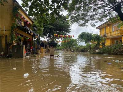Sejak akhir Oktober, kawasan tengah Vietnam dilanda hujan lebat yang menyebabkan banjir besar, menjadikan jalan raya seperti sungai. (Reuters/達志影像)