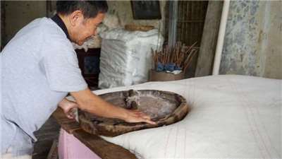 Kilang membuat selimut tradisional . Seorang tukang kapas sedang menumbuk kapas. (sumber foto dari https://bankofculture.com/archives/3350)