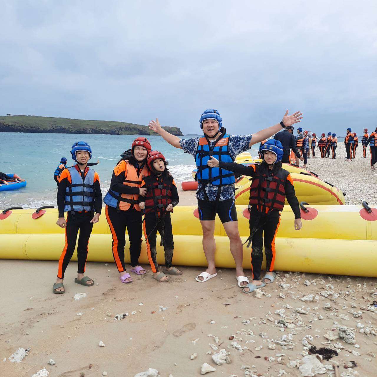 Saudara Yii dengan keluarga terkasihnya di Taiwan.