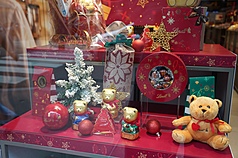 Sumber: Tingkap Krismas  pusat membeli-belah di Perancis
Jurufoto CNA Zeng Yixuan di Paris, 12 Disember 2025