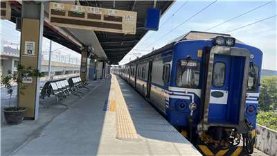 keretapi tempatan Taiwan (foto: Aimei)