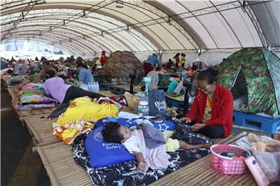 Konflik kembali tercetus di sempadan Thailand–Kemboja, menyebabkan ramai penduduk melarikan diri dari kediaman mereka. Gambar menunjukkan rakyat Thailand yang melarikan diri berehat sementara di pusat penempatan.