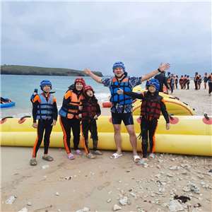 Saudara Yii dengan keluarga terkasihnya di Taiwan.