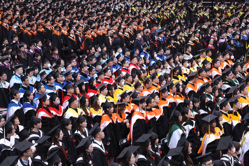 Universiti Nasional Taiwan menganjurkan majlis konvokesyen pada 27 Mei. Para graduan hadir memakai jubah dan topi konvokesyen. Gambar dirakam oleh wartawan CNA, Chang Hsin-wei pada 27 Mei 2023. (Gambar: CNA)