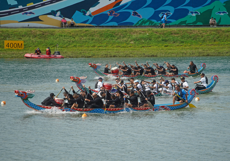 Kejohanan Perahu Naga Antarabangsa Taipei 2025 mengadakan perlawanan akhir pada 1 Jun di Taman Riverside Dajia, dengan pasukan-pasukan bertanding sengit untuk merebut kejuaraan dan mencapai prestasi terbaik. Sumber: CNA