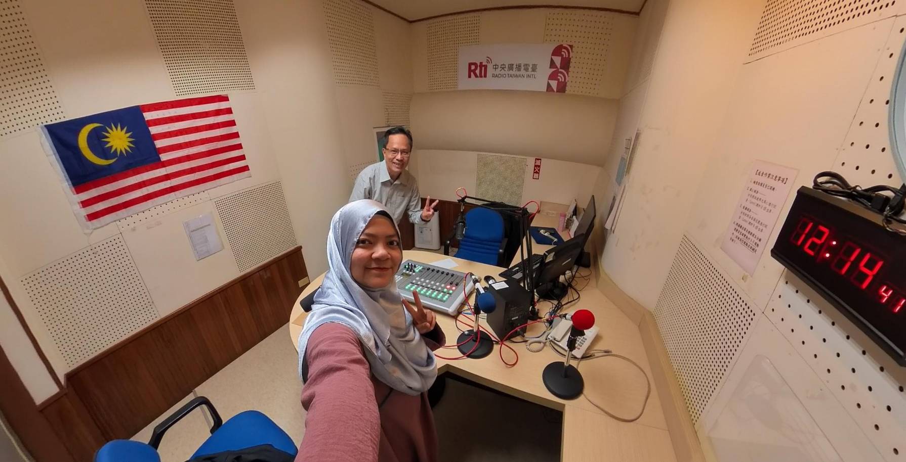Saudari Amira (depan) di studio rakaman Rti (Taipei) bersama penyampai Salam Taiwan, Eric Yong.