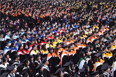 Universiti Nasional Taiwan menganjurkan majlis konvokesyen pada 27 Mei. Para graduan hadir memakai jubah dan topi konvokesyen. Gambar dirakam oleh wartawan CNA, Chang Hsin-wei pada 27 Mei 2023. (Gambar: CNA)