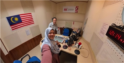 Saudari Amira (depan) di studio rakaman Rti (Taipei) bersama penyampai Salam Taiwan, Eric Yong.