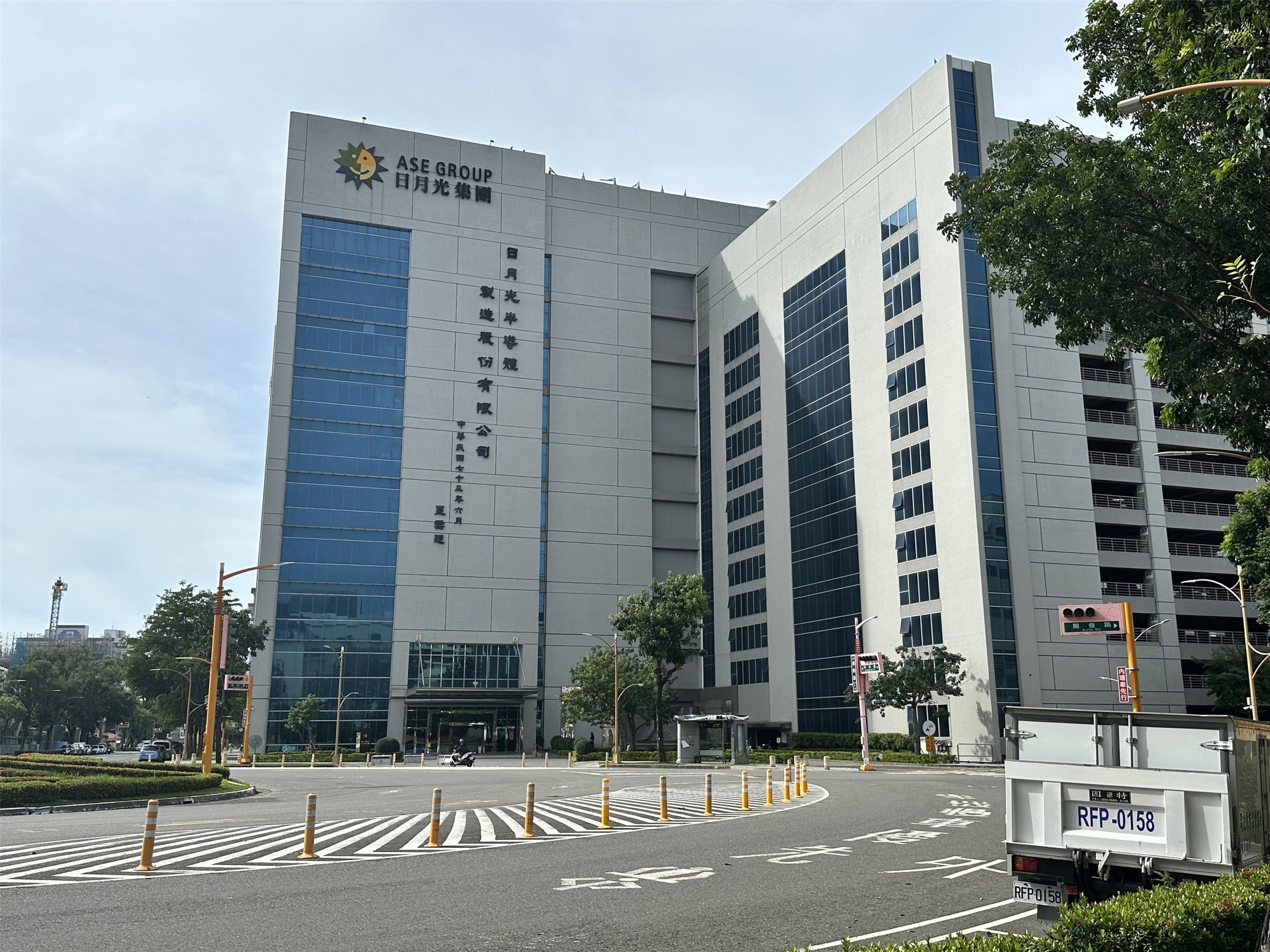 Gambar menunjukkan gergasi dalam sektor pembungkusan dan ujian semikonduktor ASE Group atau lebih dikenali sebagai 日月光 (Ri Yue Guang).