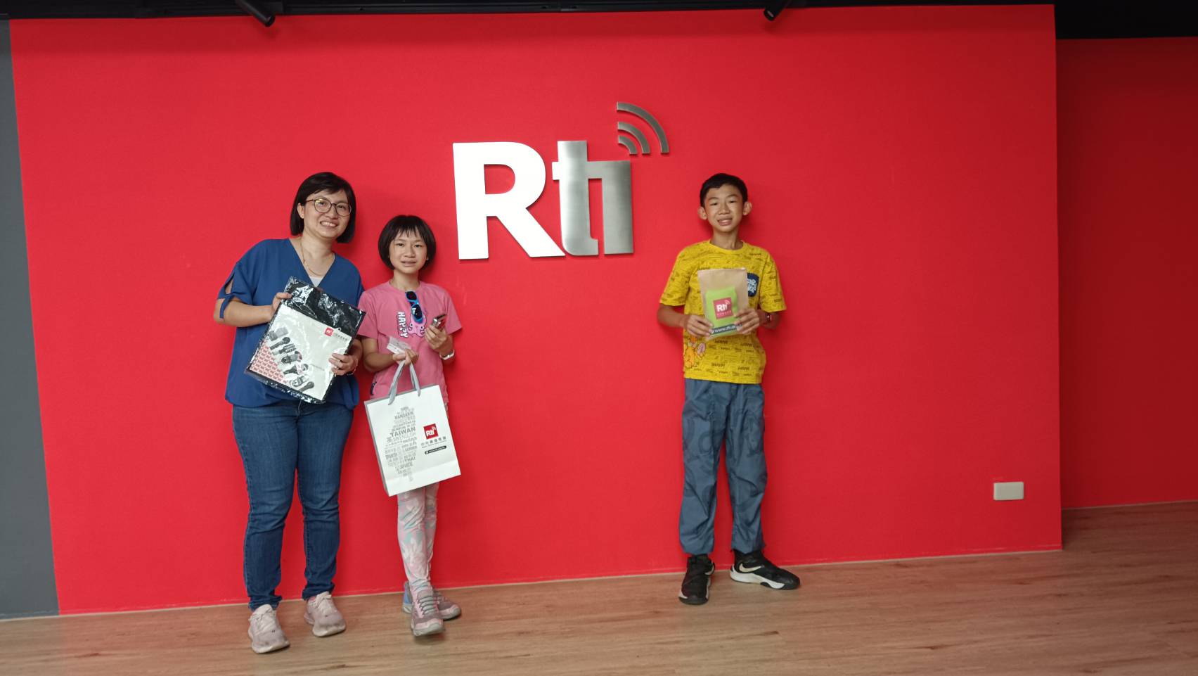 Jarden (kanan) bersama keluarganya di Rti.