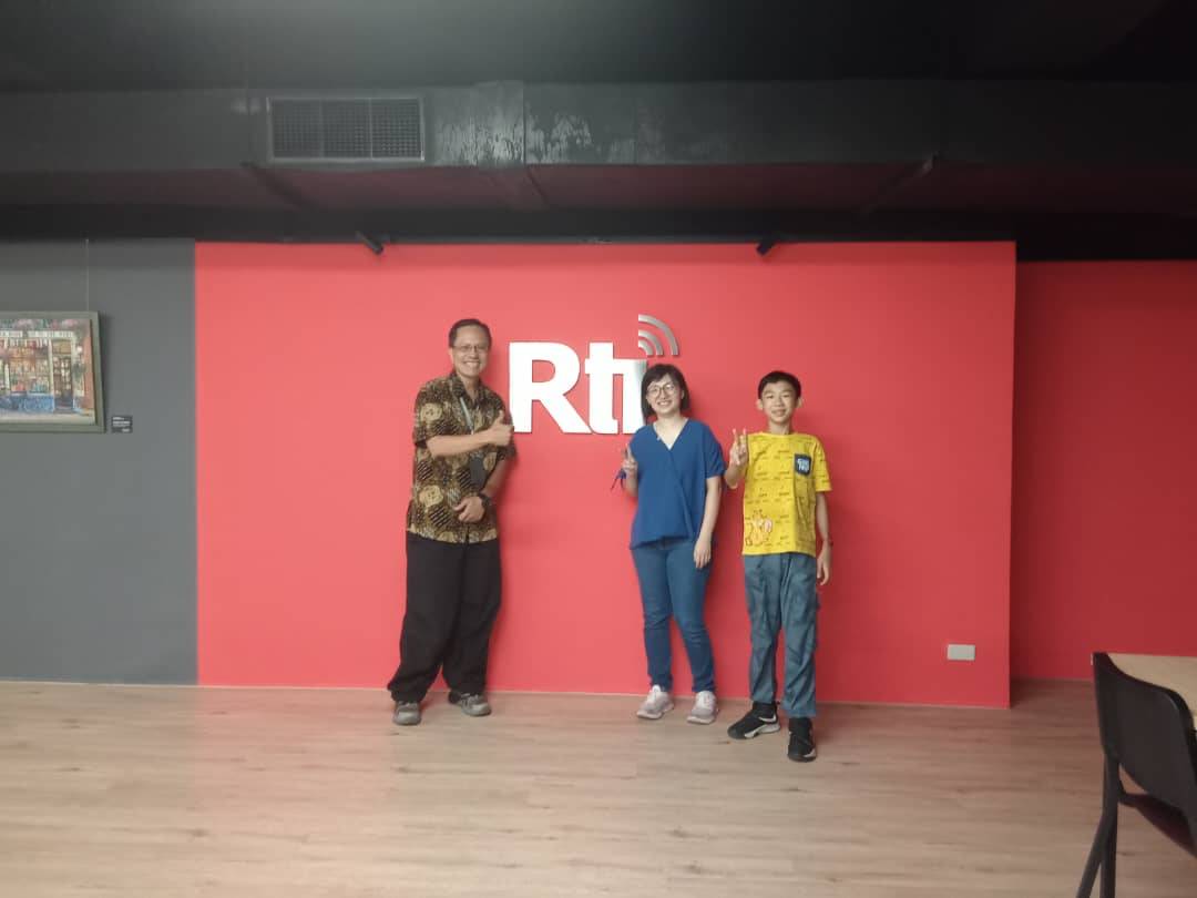 Puan Merlyn Ling (tengah) bersama Jarden (kiri) di Rti. 