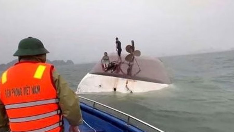  Bot pelancong yang terbalik  di Teluk Ha Long .(foto：X@sampoorna_news)