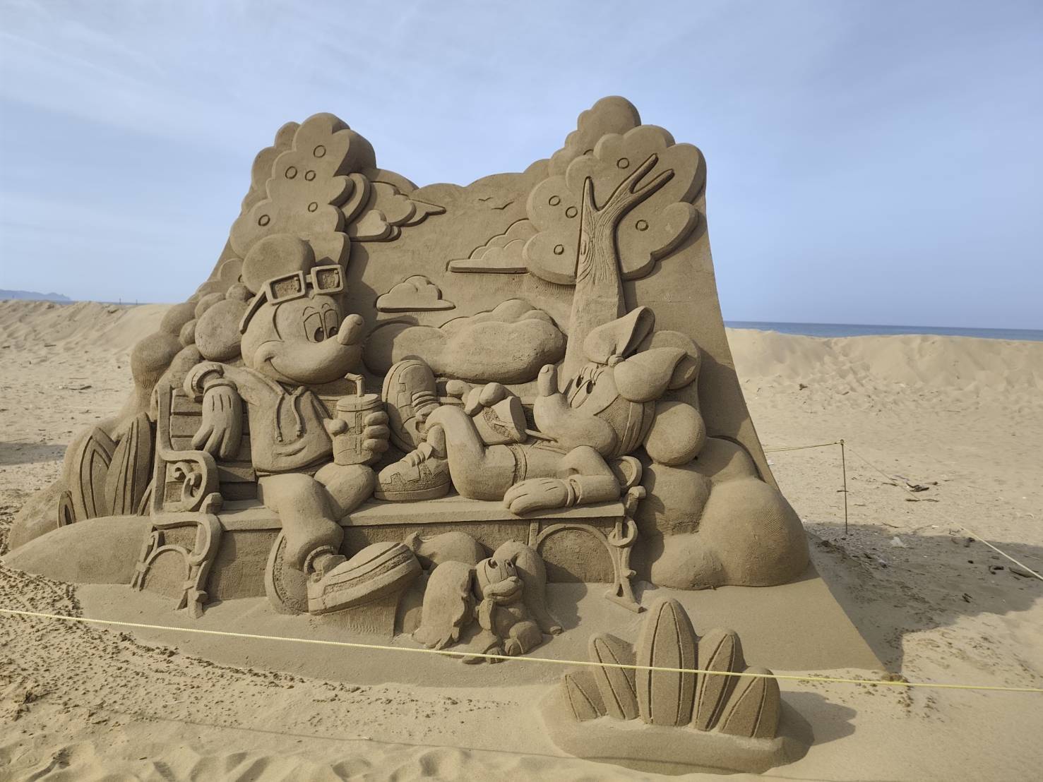 Arca Ukiran Pasir bertema Disney di Pantai Fulong