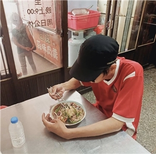 Seorang pemuda berusia 21 tahun di Bandar Taichung menjadi Penduduk Tanpa Kewarganegaraan kerana bapanya tidak pernah mendaftarkan kelahirannya. Nasib pemuda ini hanya terbongkar selepas ditemui oleh Ketua Komuniti Beijing Daerah Beitun, Su Yiqing. Gambar menunjukkan Su Yiqing membawa pemuda tersebut menikmati hidangan di sebuah restoran. Sumber: CNA