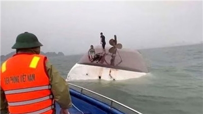  Bot pelancong yang terbalik  di Teluk Ha Long .(foto：X@sampoorna_news)