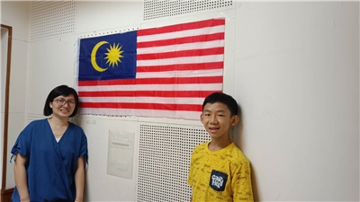 Merlyn (kiri) bersama JArden di studio rakaman Rti.