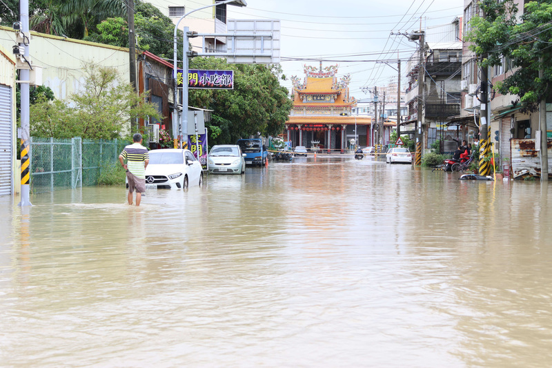 Kawasan rendah di Perbandaran Dounan, Yunlin, dinaiki air seketika. Disebabkan oleh kenaikan mendadak di Sungai Dahukou, air mengalir balik ke Perbandaran Dounan, Daerah Yunlin, menyebabkan banjir di kira-kira 300 kawasan rendah di sepanjang Jianguo 3rd Road pada pagi ke-3. Air surut lebih kurang jam 3.00 petang hari itu. (Disediakan oleh Kerajaan Daerah Yunlin)Wartawan CNA Cai Zhiming, 3 Ogos 2025 