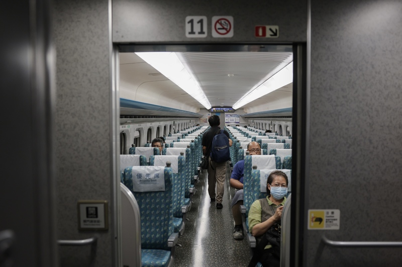 Taiwan High Speed Rail (THSR) akan meminda kontrak pengangkutan penumpang bagi memperketat peraturan berkaitan kesenyapan semasa perjalanan. Penumpang akan diwajibkan memakai fon telinga semasa menggunakan telefon bimbit, dan jika ingin membuat panggilan suara, mereka perlu beralih ke ruang pintu masuk tren—seperti yang diamalkan dalam sistem Shinkansen Jepun. Sekiranya penumpang berulang kali ingkar arahan, tindakan paling tegas yang boleh diambil ialah pembatalan kontrak pengangkutan. Dasar baharu ini dijangka mula berkuat kuasa pada akhir September, dengan tempoh kempen kesedaran selama tiga bulan turut dirancang. (Gambar menunjukkan orang awam menaiki tren THSR. Foto oleh wartawan CNA)