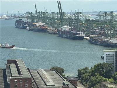 Singapura sangat bergantung kepada perdagangan antarabangsa, dan prestasi ekonominya sering dianggap sebagai salah satu petunjuk utama keadaan perdagangan global. Gambar menunjukkan sebuah pelabuhan di Singapura.