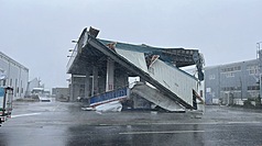 Taufan Yangliu melanda Taiwan,  Beberapa kawasan lain turut mengalami angin tahap 14. Di Jalan Gengsheng Utara, Bandar Taitung, bumbung sebuah stesen minyak telah diterbangkan oleh angin kuat.
(sumber Foto oleh Lu Taicheng, wartawan CNA di Taitung. 13 Ogos 2025)
