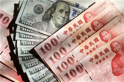 Kadar tarif sementara Taiwan yang diumumkan menjelang pelaksanaan tarif balas Amerika Syarikat telah mencetuskan keresahan dalam pasaran kewangan, menyumbang kepada kejatuhan nilai dolar Taiwan yang melepasi paras 30 unit berbanding dolar AS. Pada penutupan dagangan hari ini, dolar Taiwan ditutup pada kadar 30.025 unit, susut sebanyak 1.09 sen, menandakan paras terendah baharu dalam tempoh lebih dua bulan. (Sumber foto: CNA)

