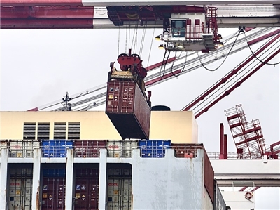 Tarif balas Amerika Syarikat mula berkuat kuasa pada 7 Ogos. Gambar menunjukkan kapal kontena sedang menjalankan aktiviti pemunggahan di Pelabuhan Kaohsiung. (Foto arkib CNA)