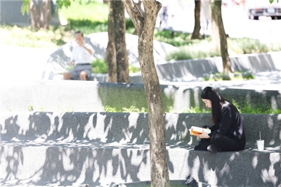 Cuaca panas berterusan, gambar menunjukkan penduduk di Daerah Zhongshan, Taipei sedang berteduh di bawah pokok untuk menyejukkan diri. (Sumber foto: CNA)