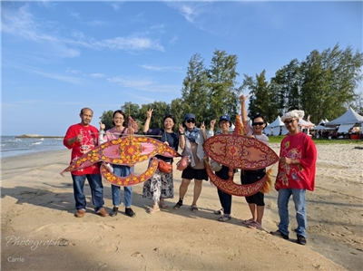 Festival Kesenian Rakyat di Kelantan, Malaysia. bermain Wau Bulan di Pantai Irama , Bachok. (foto: Wartawan Aimei  RTI)